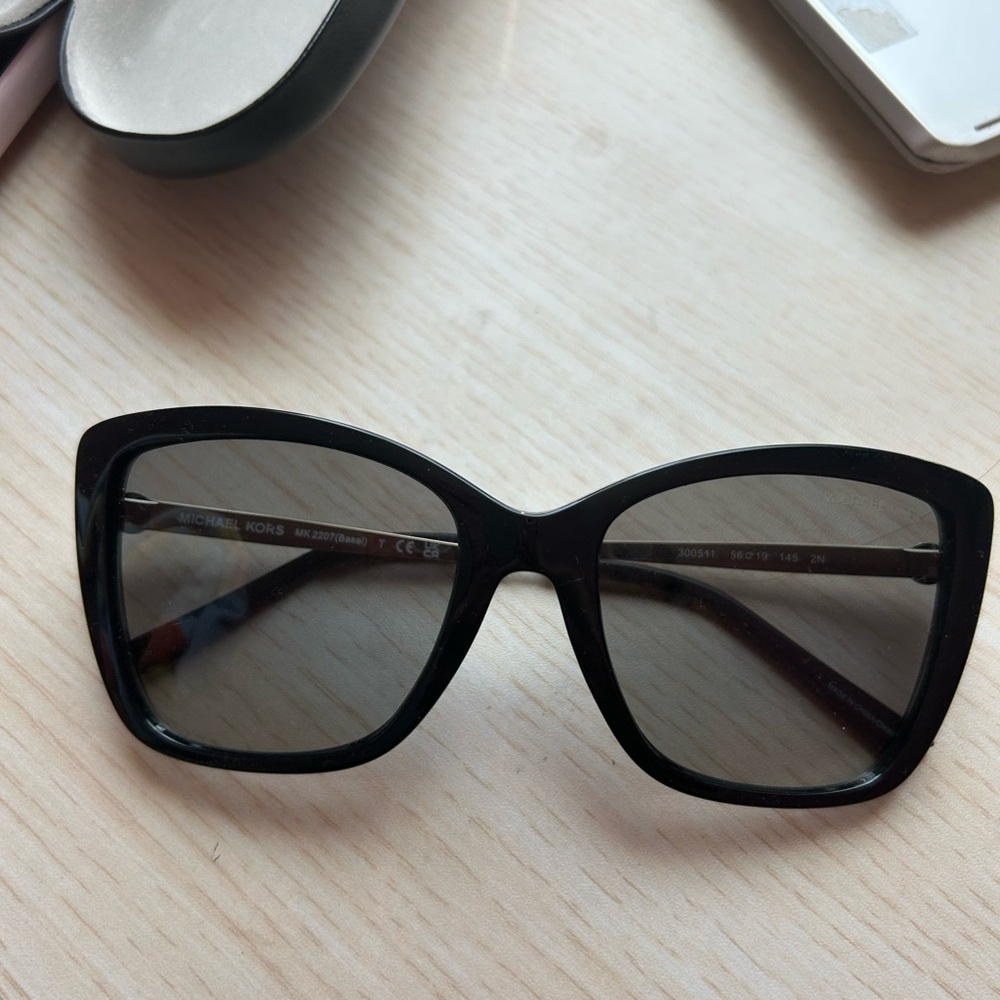 Michael Kors Elegant Black Sunglasses